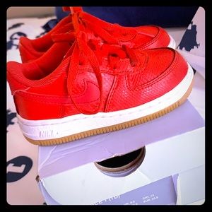 Air Force 1 kids size 7c University red